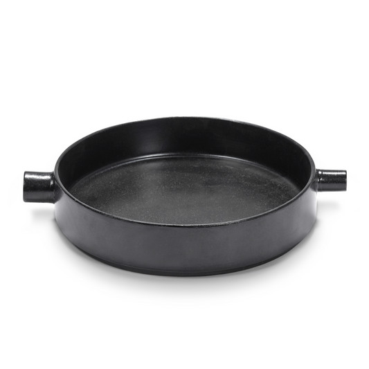 Flache schwarze Servier- und Ofen Schale aus der FCK-Kollektion von Serax. Die Schale besticht durch ihr modernes Design und hat Objekt Charakter. Ihre grafische Form ermöglicht das Stapeln, auch mit der größeren Version und erleichtert so die Aufbewahrung. Für Mikrowelle und Ofen (bis 180°C) geeignet. Auch als Salat- und Obstschale ist sie ein Hingucker.
Maße: Ø 25cm x 5,3cm 
Material: Steingut
Pflege: Spülmaschinenfest