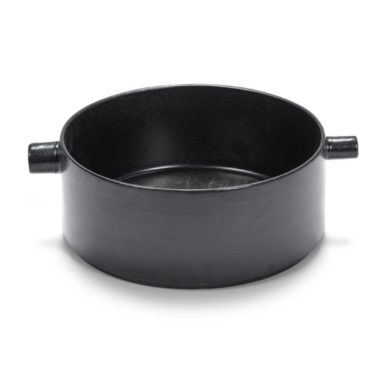 Hoche schwarze Servier- und Ofen Schale aus der FCK-Kollektion von Serax. Die Schale besticht durch ihr modernes Design und hat Objekt Charakter. Ihre grafische Form ermöglicht das Stapeln, auch mit der größeren Version und erleichtert so die Aufbewahrung. Für Mikrowelle und Ofen (bis 180°C) geeignet. Auch als Salat- und Obstschale ist sie ein Hingucker.
Maße: Ø 25cm x 9,8cm
Material: Steingut
Pflege: Spülmaschinenfest