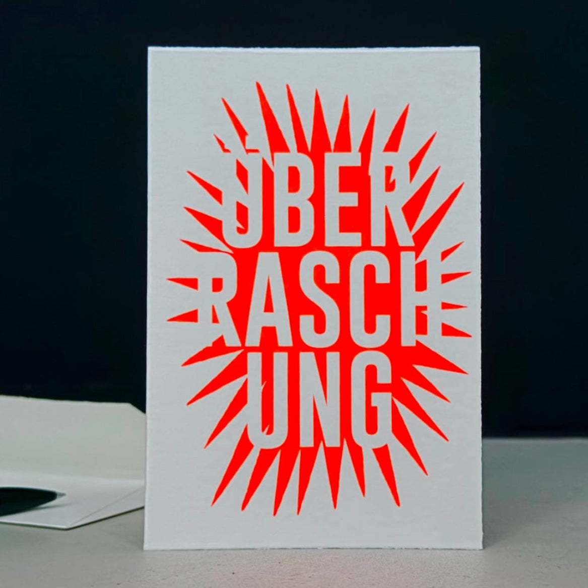 Glückwunschkarte mit Neon Print Überraschung 