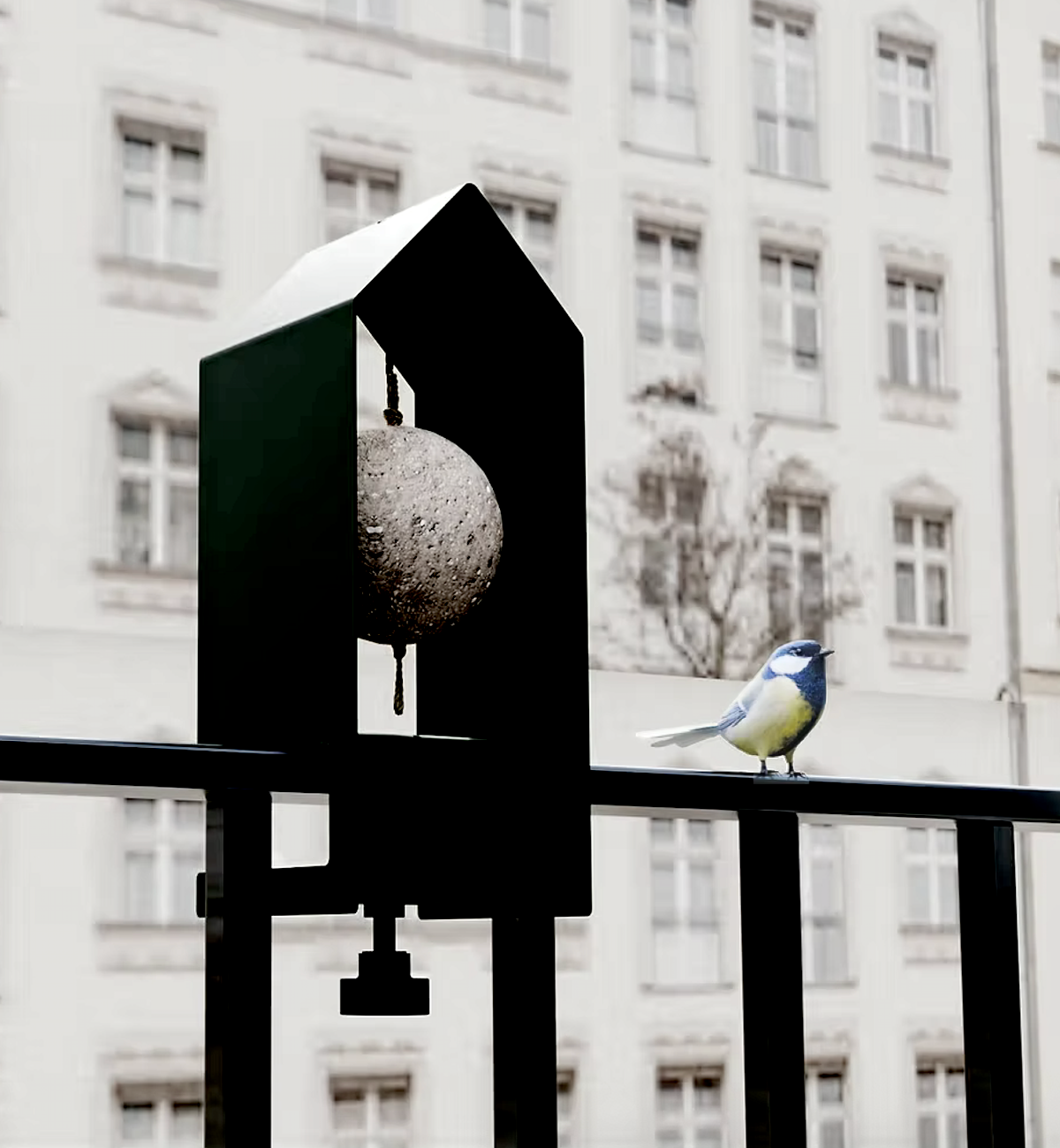 Das 'Tiny Bird House' lässt sich ganz ohne Werkzeug mittels der Schraubbefestigung an Geländern, Fensterbänken und allem was bis zu 2,5cm dick ist befestigen. Du kannst z.B. einen klassischen Meisenknödel einfach oben im Dach anbringen. Ein wetterbeständiger Hingucker für deinen Balkon oder Garten, nach einem Entwurf von Michael Hilgers für purStahl (made im Sauerland).
Maße: 23 x 8 x 8
Material: 2mm Stahl, schwarz matt pulverbeschichtet