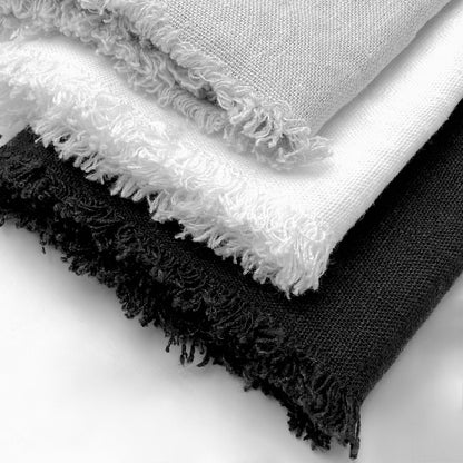 Hochwertiges Leinen Tischset mit Fransen in schwarz, weiß oder grau. 