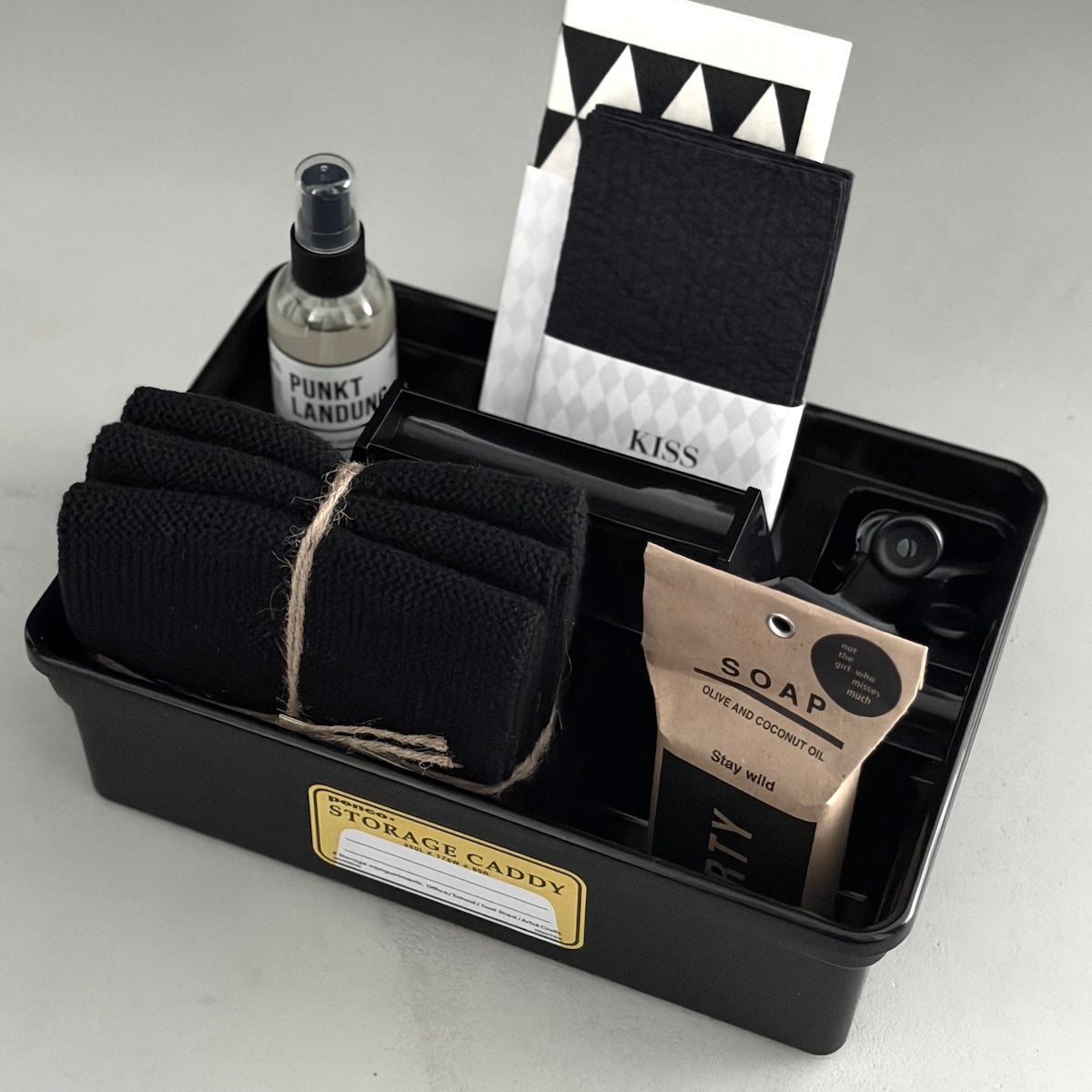 Schwarze Toolbox mit Küchenaccessoires