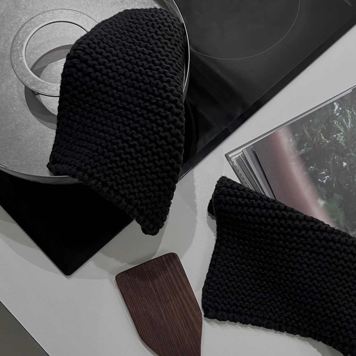 Gestrickte schwarze Topflappen