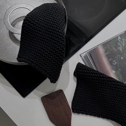 Gestrickte schwarze Topflappen