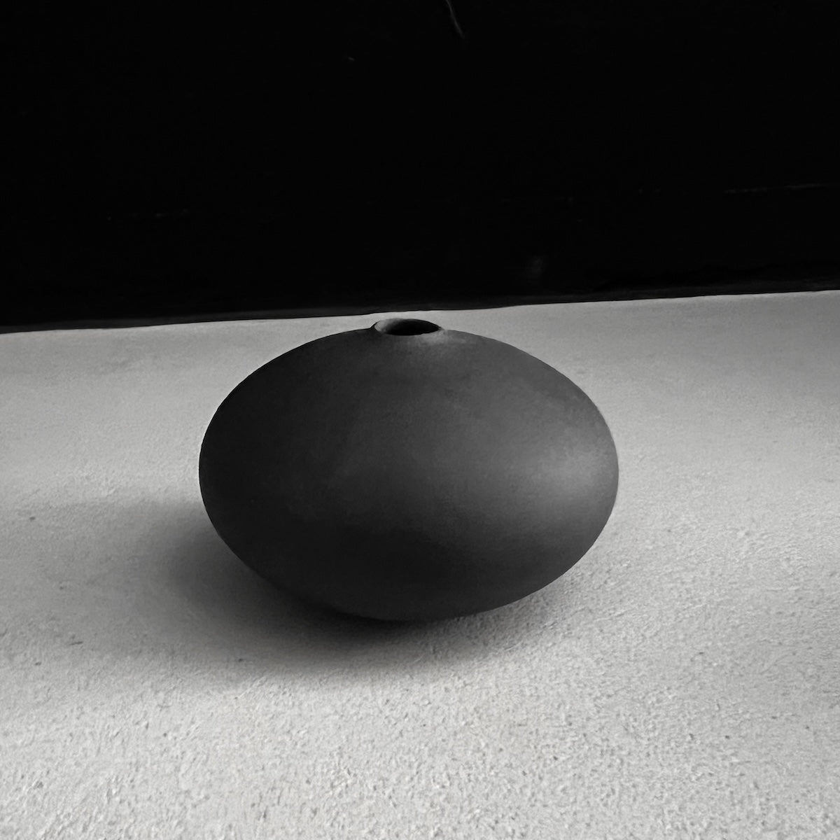 Flache kleine Vase aus grauem Knochenporzellan