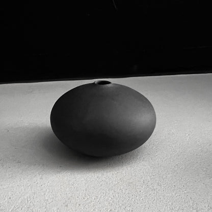 Flache kleine Vase aus grauem Knochenporzellan