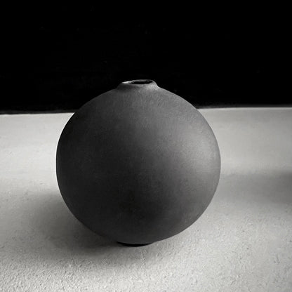 Kugelförmige kleine Vase aus grauem Knochenporzellan