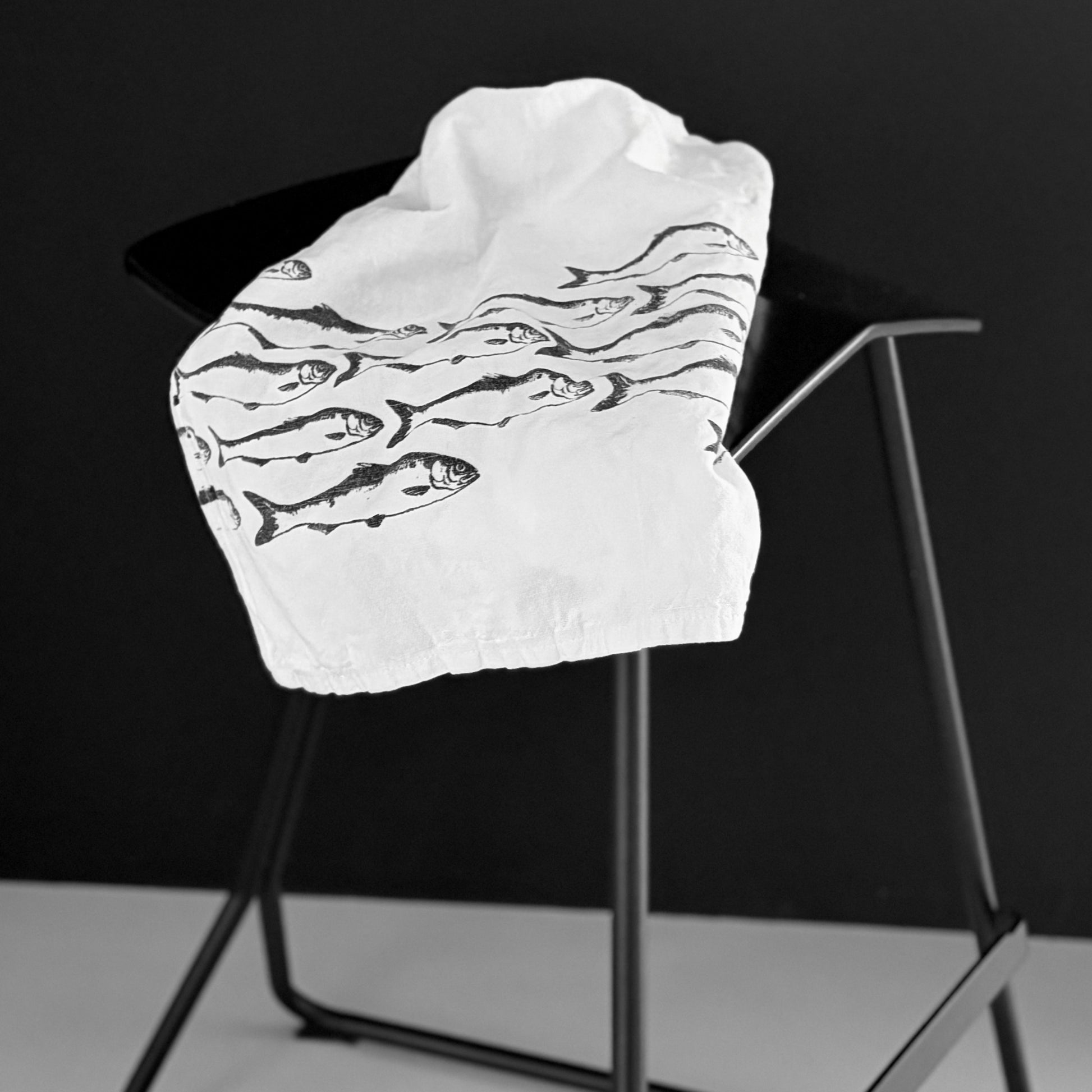 Weißes Küchenhandtuch mit Siebdruck Motiv Fischschwarm 