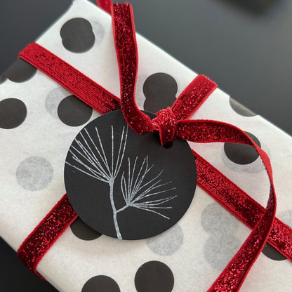 Weihnachtliche Geschenkverpackung mit rotem Glitzer Geschenkband