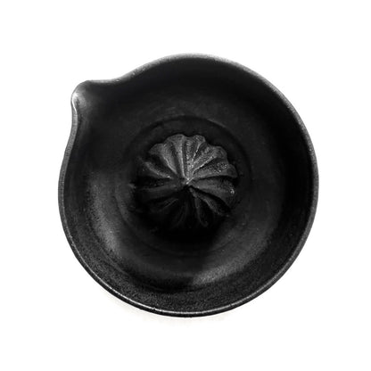 Schwarze Keramik Zitruspresse