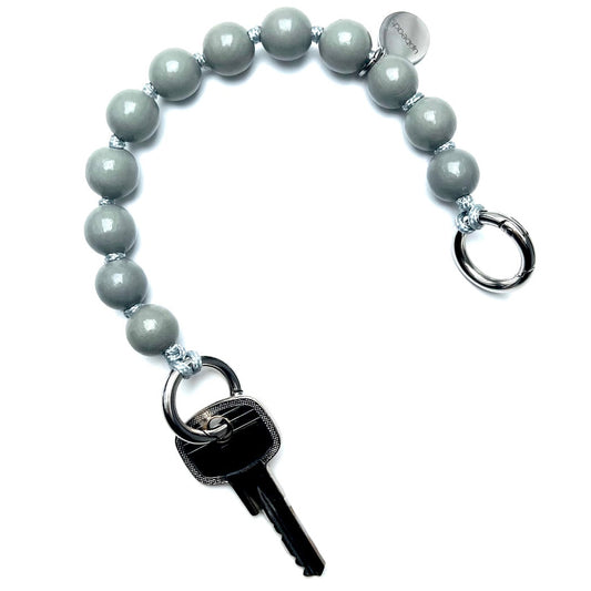 Schlüsselanhänger oder auch Handkette -  ganz wie du magst. Die in Deutschland in liebevoller Handarbeit gefertigten Schmuckstücke lassen sich durch die beiden formschönen Karabiner in deinen bestehenden Schlüsselbund integrieren.
Material: Hochwertige Holzperlen aus nachhaltiger Forstwirtschaft (Deutschland) Perlen mit einem Ø von 1,4cm